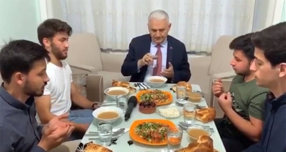 Binali Yıldırım, öğrencilerle birlikte iftar yaptı