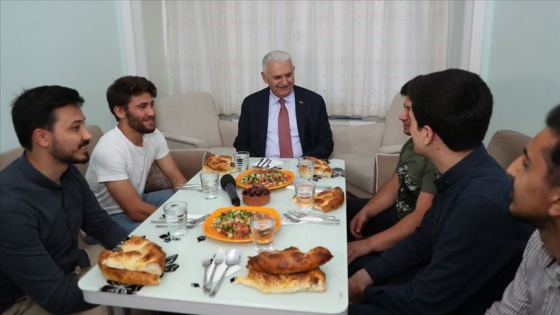 Binali Yıldırım öğrencilerle iftar açtı