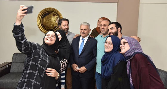 Binali Yıldırım Sultangazi’de Tan ailesinin iftar sofrasına misafir oldu