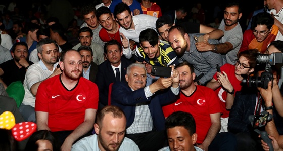 Binali Yıldırım, Türkiye-İzlanda maçını gençlerle birlikte izledi