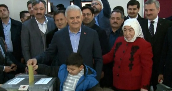 Binali Yıldırım, Tuzla'da oyunu kullandı