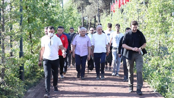 Binali Yıldırım Ümraniye'de gençlerle sabah yürüyüşü yaptı