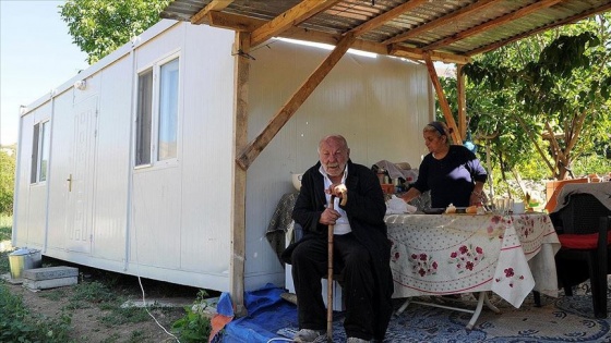 Bingöl'de depremzedeler bayramı konteynerlerde karşıladı