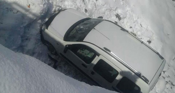 Bingöl’de hafif ticari araç dereye indi:2 yaralı