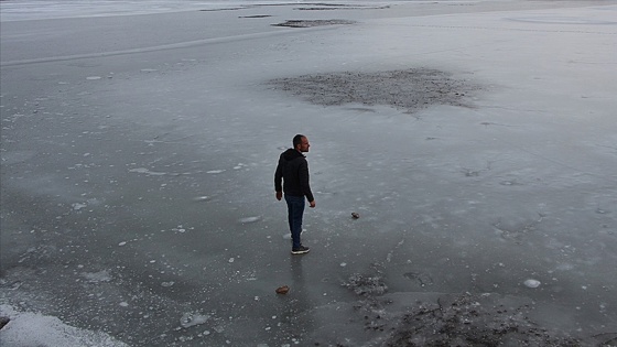 Bingöl'deki Kale Göleti'nin yüzeyi soğuk havanın etkisiyle buz tuttu