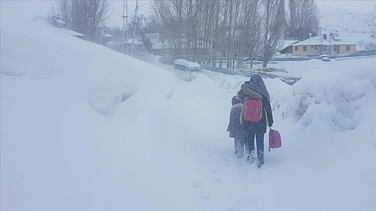 Bingöl'ün 2 ilçesinde kar yağışı nedeniyle taşımalı eğitime 1 gün ara verildi