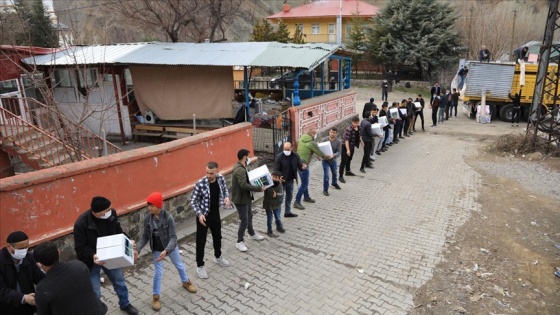 Bingöl'ün Elmalı köyü sakinleri İdlib'deki yetimler için yardım malzemesi topladı