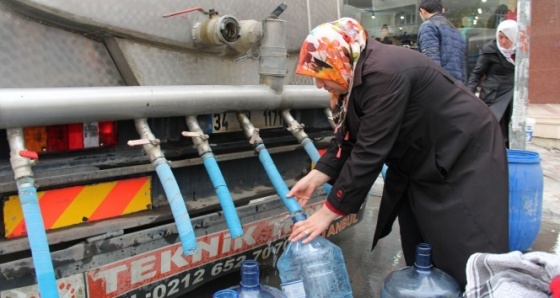 Bir haftadır susuz olan Esenyurt Kıraç sakinleri, İBB ve İSKİ’ye tepkili