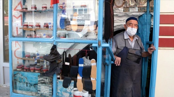 Bir metrekarelik dükkanda ayakkabı tamiriyle geçen ömür