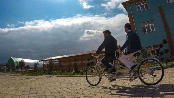 Birbirlerine 'ayak' ve 'göz' olan arkadaşların 'bisiklet aşkı' engel t