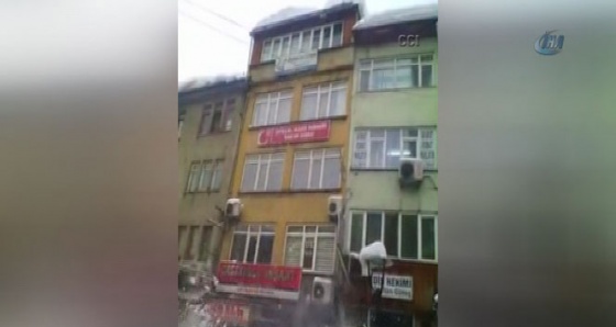 Biriken dev kar kütlesi çatıdan böyle düştü