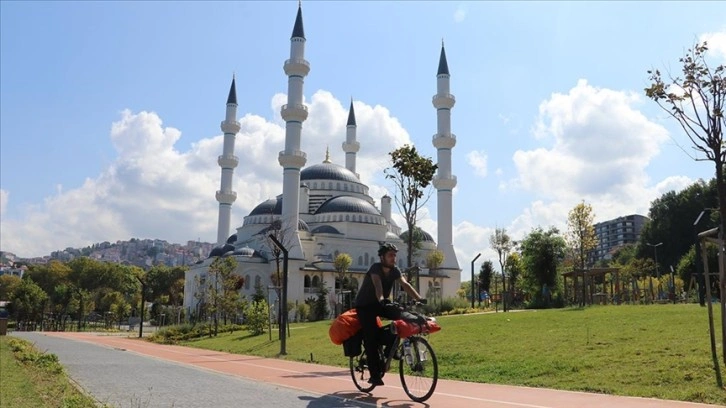 Bisikletiyle seyahate çıkan genç KYK yurtlarında konaklıyor