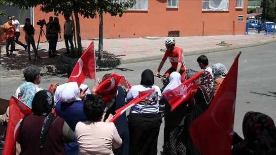 Bisikletle Tekirdağ'dan gelerek Diyarbakır annelerine destek verdi