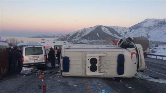 Bitlis'te ambulansla kamyonet çarpıştı: 4 ölü, 1 yaralı