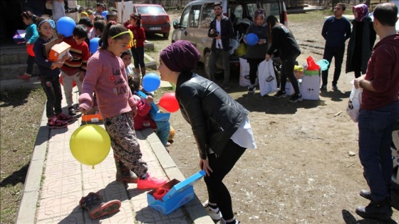 Bitlis'te çocukların 'içini ısıtan' yardım