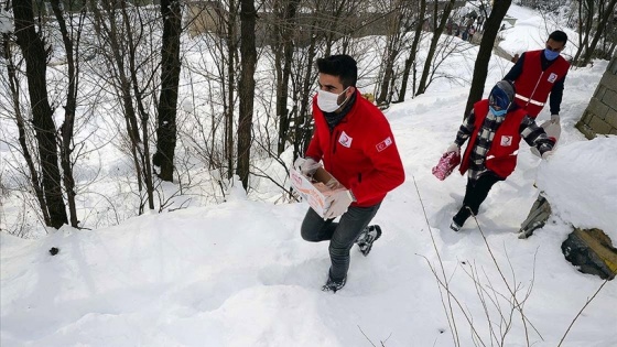 Bitlis'te gönüllü gençler karlı yolları aşarak çocukların ve ailelerin yüzünü güldürüyor