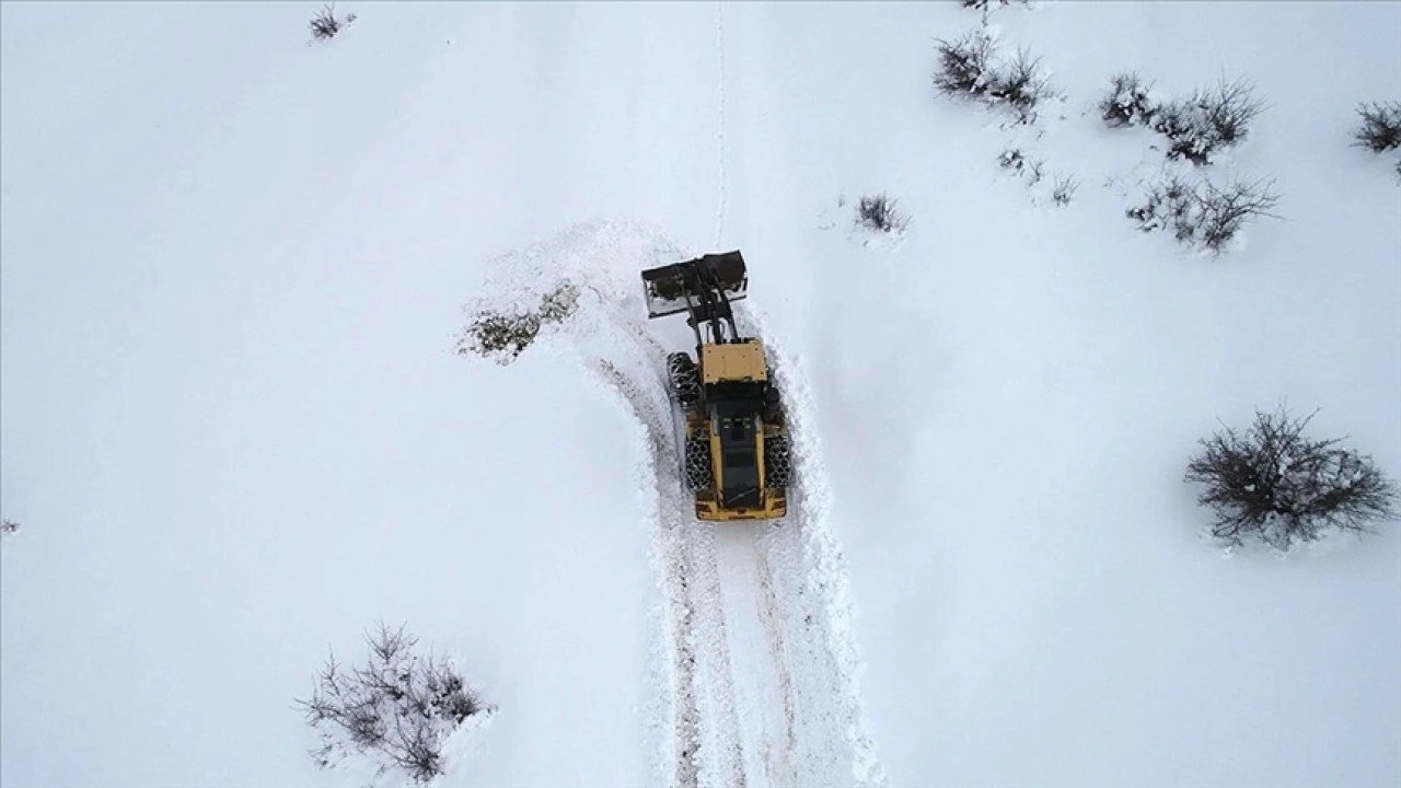 Bitlis'te kardan kapanan kilometrelerce yolu açık tutmak için mesai yapıyorlar