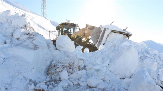 Bitlis'te metrelerce karın bulunduğu köy yolları tek tek açılıyor