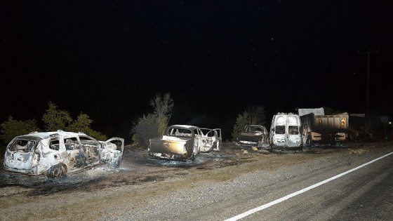 Bitlis te teröristler 11 aracı ateşe verdi