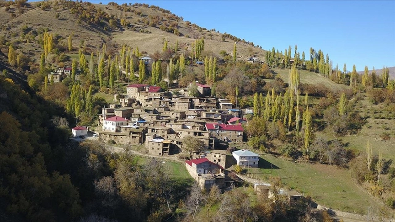 Bitlis'teki taş evlerde sonbahar güzelliği