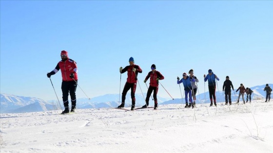 Bitlisli kayakçılar, Nemrut Dağı'nda şampiyonalara hazırlanıyor