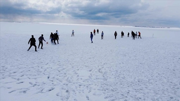 Bitlis'te donan göl gençlerin oyun alanı oldu