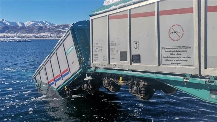 Bitlis'te feribota yükleme sırasında 2 yük treni vagonu, Van Gölü'ne düştü