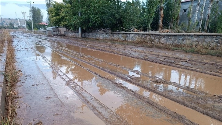 Bitlis'te sağanak, sel ve taşkınlara sebep oldu