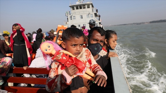 BMMYK: Hindistan, Andaman Denizi'nde sürüklenen teknedeki Arakanlı mültecilere gıda desteği veriyor