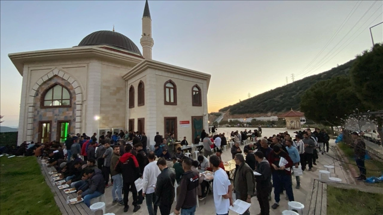 Bodrum'da bir imam, cami avlusunda iftar sofrası kuruyor