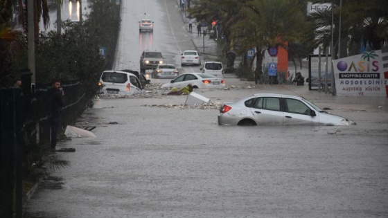 Bodrum'da çok sayıda otomobil su altında kaldı