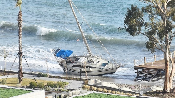 Bodrum'da kuvvetli rüzgar nedeniyle tekne kıyıya sürüklendi