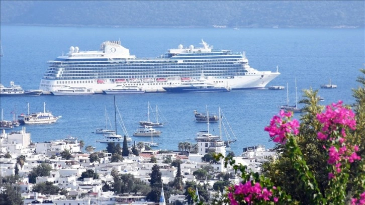 Bodrum'a "Vista" kruvaziyeri 1156 yolcu getirdi