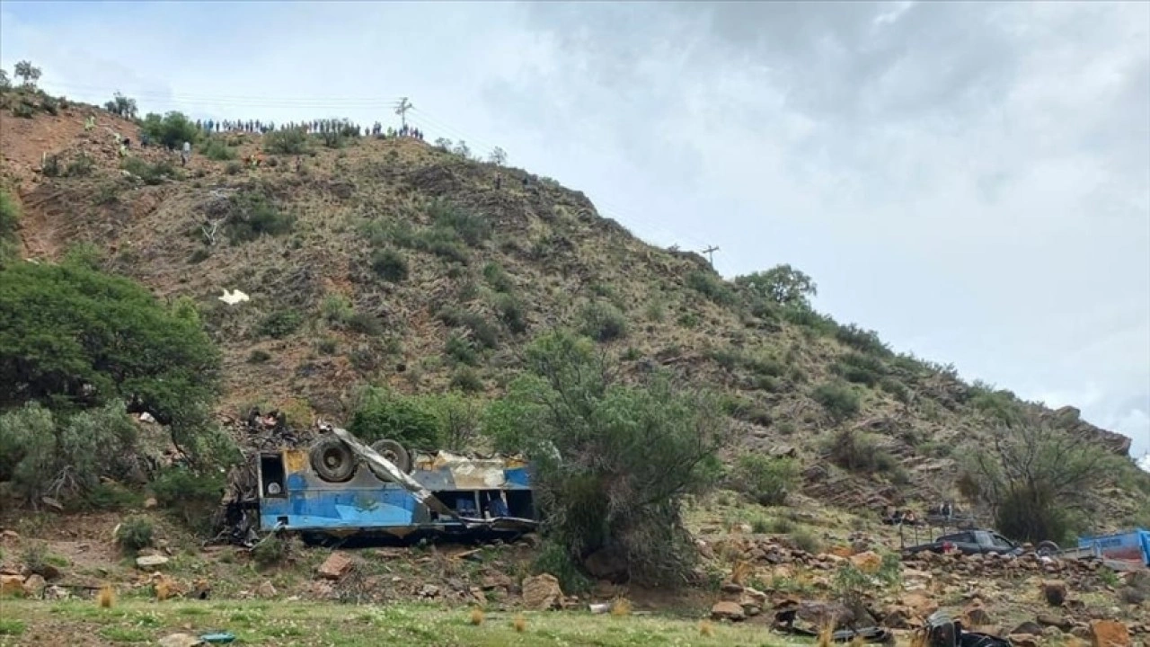 Bolivya'da otobüsün minibüsle çarpışması sonucu 25 kişi öldü, 26 kişi yaralandı