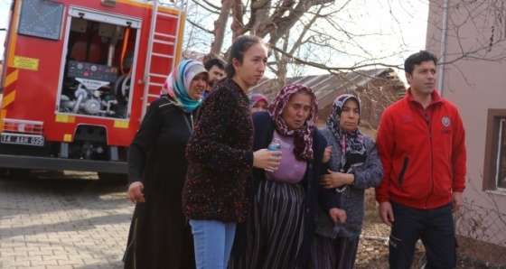 Bolu’da, 2 katlı evin çatısı alev alev yandı