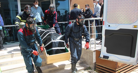 Bolu’da, evinde ölü bulunan yaşlı kadın, özel kıyafetlerle cenaze aracına taşındı