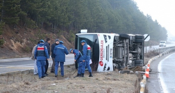 Bolu'da memurları taşıyan servis devrildi: 10 yaralı