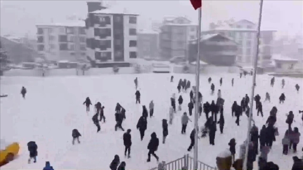 Bolu'da müdürün anonsuyla okul bahçesine çıkan öğrenciler öğretmenleriyle kartopu oynadı