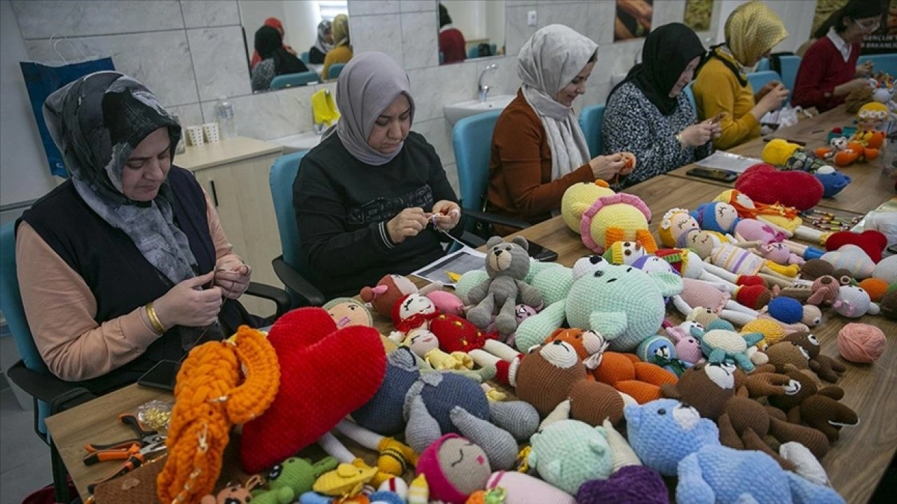 Bolu'da örgü oyuncak kursunda buluşan kadınlar, üreterek sosyalleşiyor