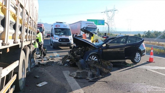 Bolu'da otomobil tıra arkadan çarptı: 3 ölü, 1 yaralı