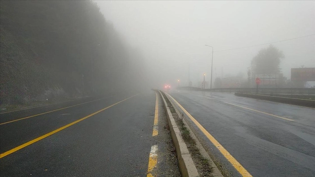 Bolu Dağı Düzce geçişinde sis ve sağanak yağış etkili oldu