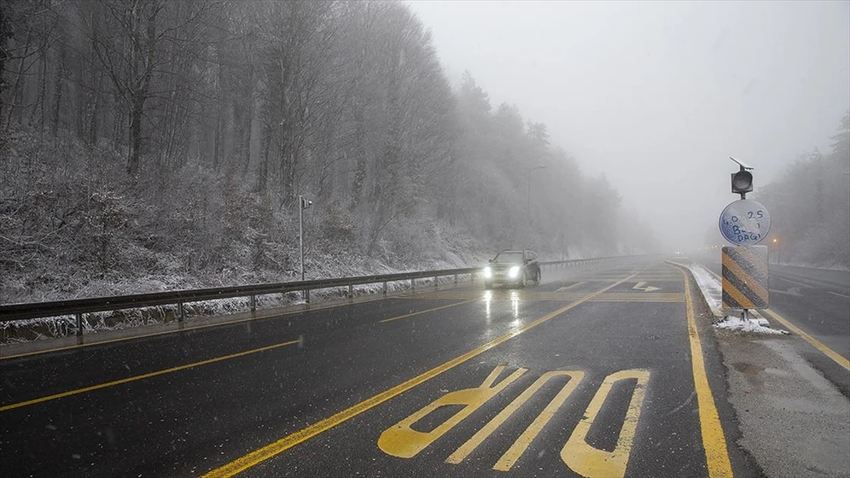 Bolu Dağı'nda kar ve sis etkili oldu