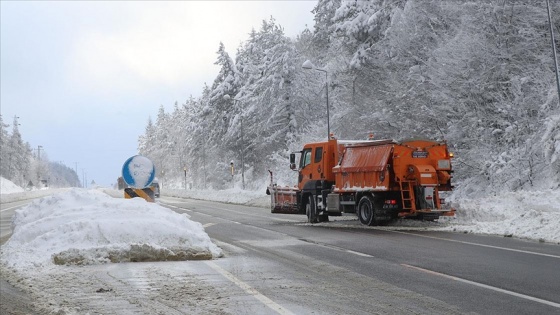 Bolu Dağı'nda kar yağışı devam ediyor