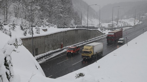 Bolu Dağı'nda kar yağışı ve yoğun sis