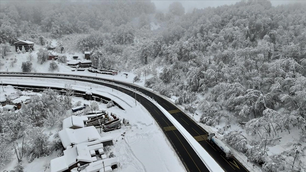 Bolu Dağı'nda kar yağışının ardından oluşan manzara havadan görüntülendi