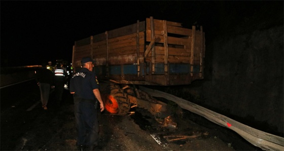 Bolu Dağı'nda otobüs traktöre çarptı: 1 ölü, 13 yaralı