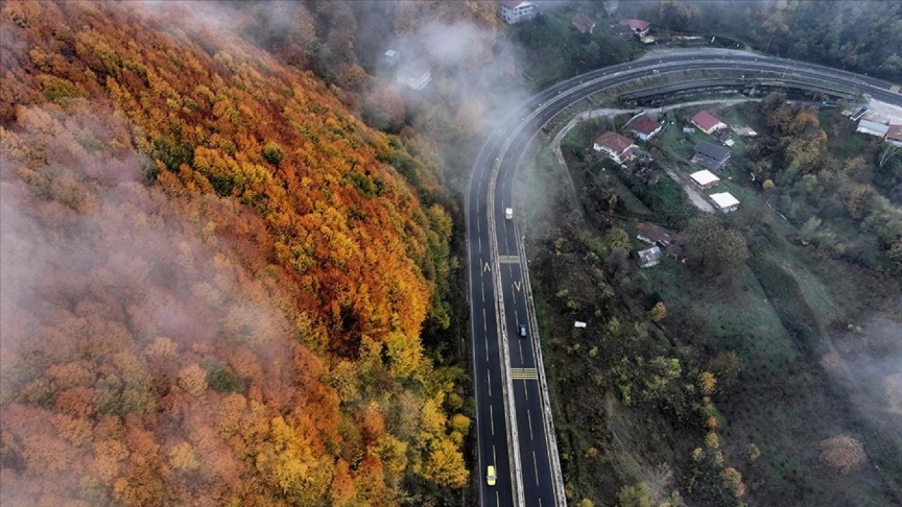 Bolu Dağı'ndan geçen sürücüler mola yerlerinde zirveden manzarayı izliyor