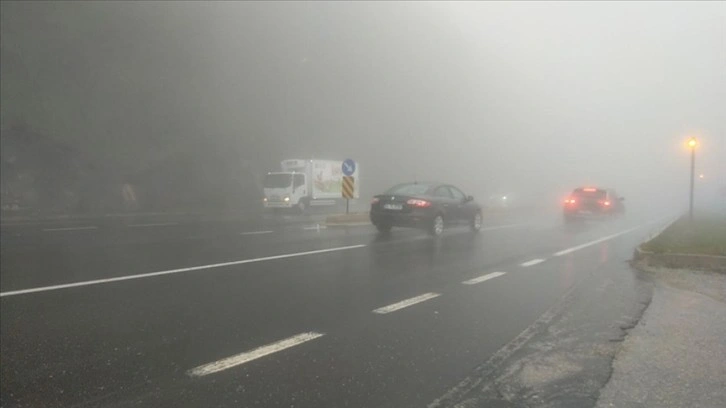 Bolu Dağı'nda sis ve sağanak nedeniyle görüş mesafesi azaldı