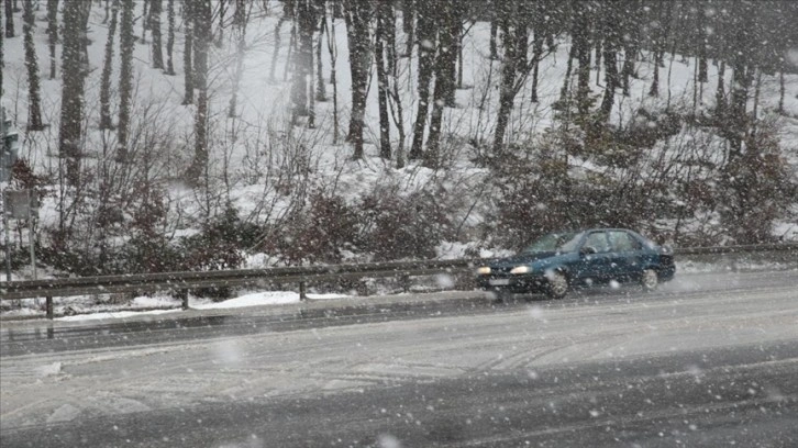 Bolu Dağı'nda yoğun kar etkili oluyor