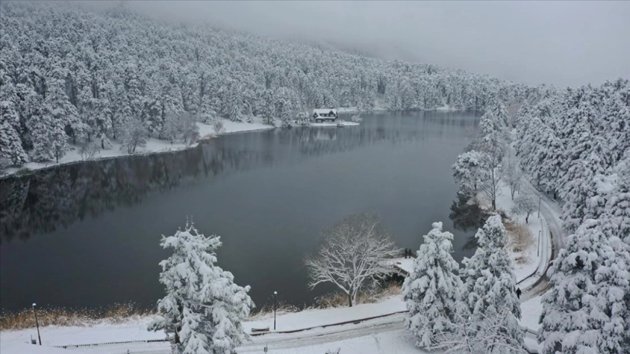 Bolu'nun doğal güzelliği Gölcük Tabiat Parkı beyaz örtüyle kaplandı